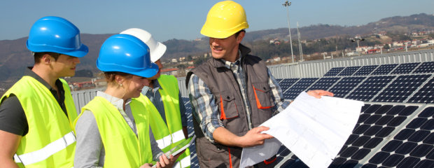 4 Personen mit Helm auf Baustelle 4 Personen mit Helm auf Baustelle